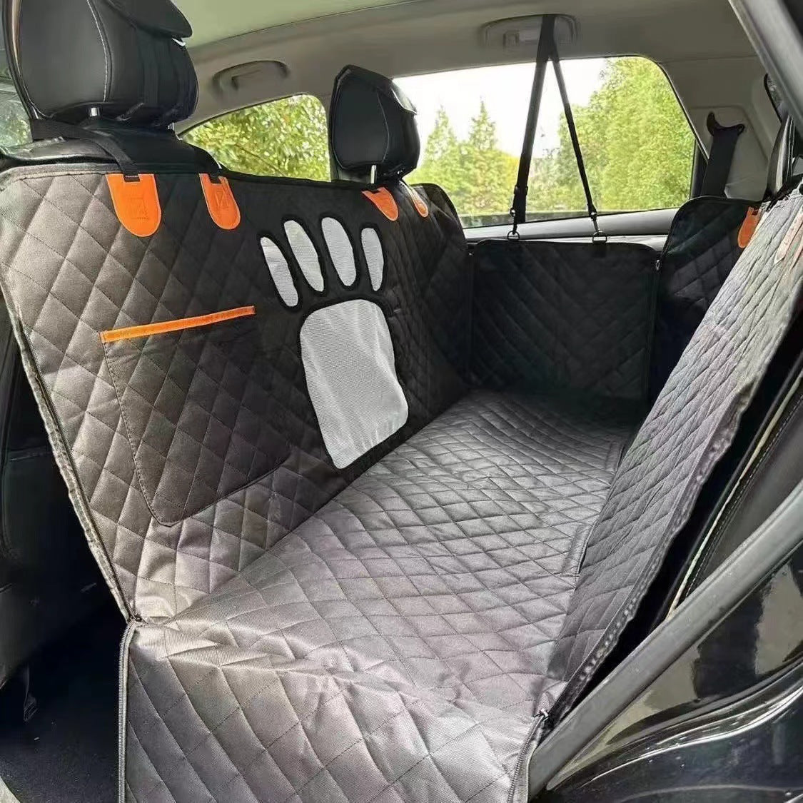 Pet car seat pad is waterproof and dirt-resistant.